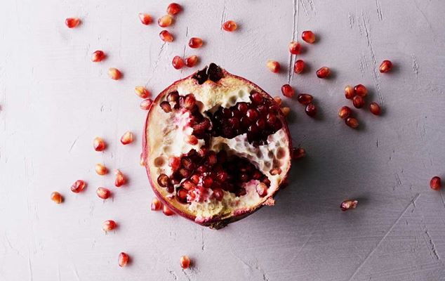 از بین بردن لکه انار از روی لباس و دست