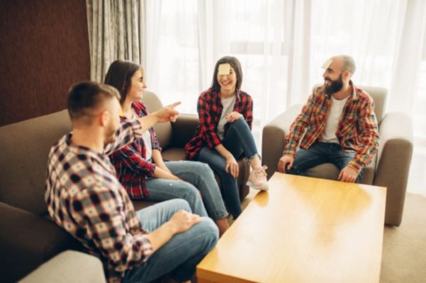 معرفی بازی اسم روی پیشانی ونحوه انتخاب اسم