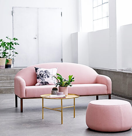 ست مبل صورتی با کوسن های خردلی, کوسن های گلدار با مبل صورتی, کوسن های طرح دار با مبل صورتی