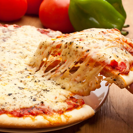 کش آمدن پنیر پیتزا, با رعایت این نکات پنیر پیتزایی کشدار تر داشته باشید, چکار کنیم پنیرپیتزا کشدار شود