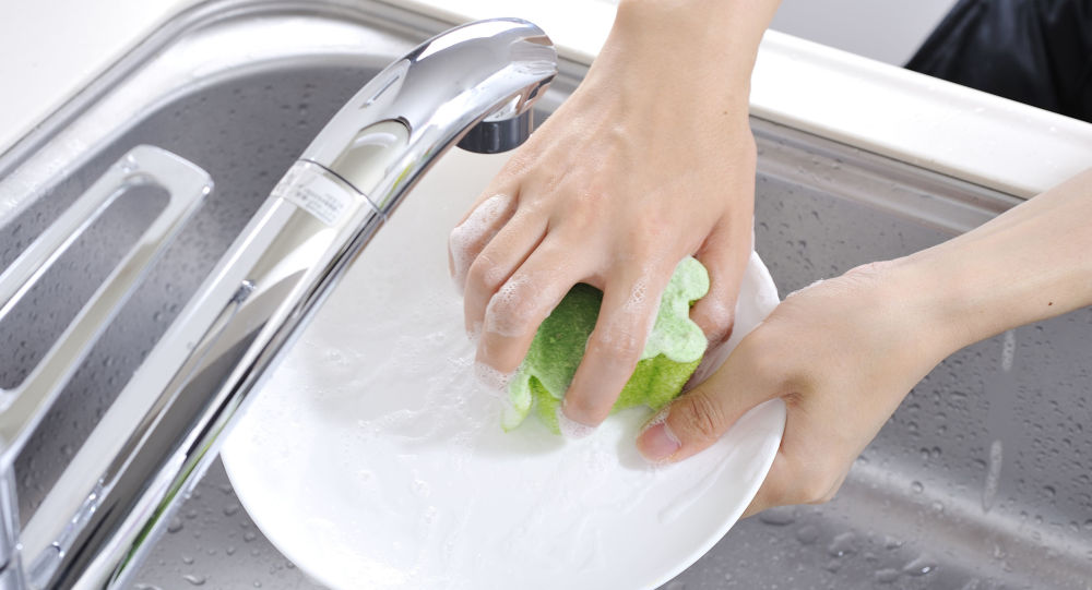 7 اشتباه رایج هنگام ظرف شستن که باید بدانید
